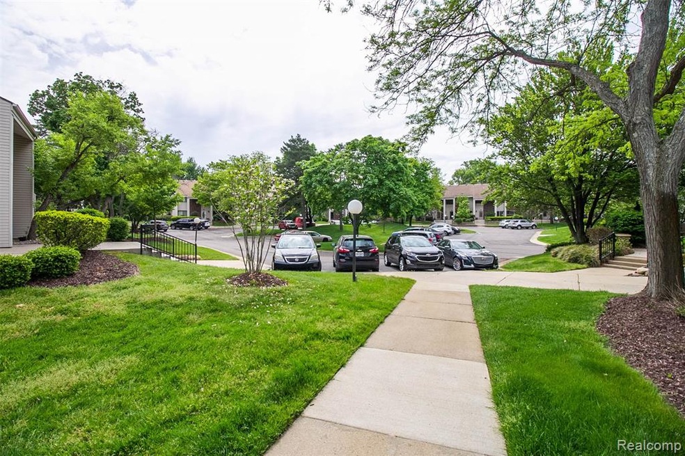 6174 Palomino Ct, West Bloomfield, MI 48322 - photo 1