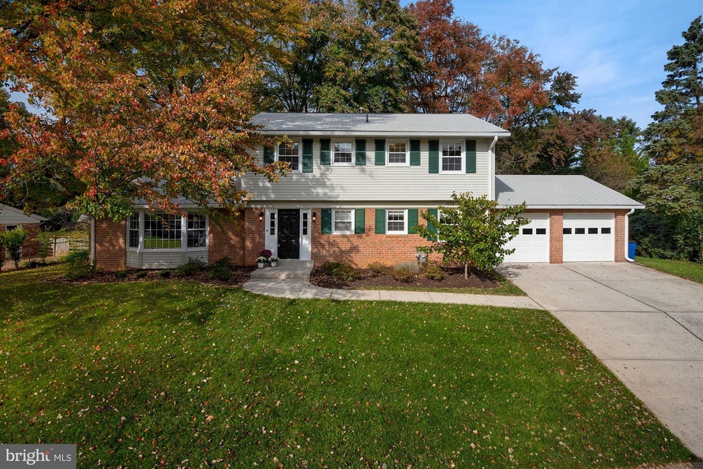 1004 Country Club Dr NE, Vienna, VA 22180 - photo 1