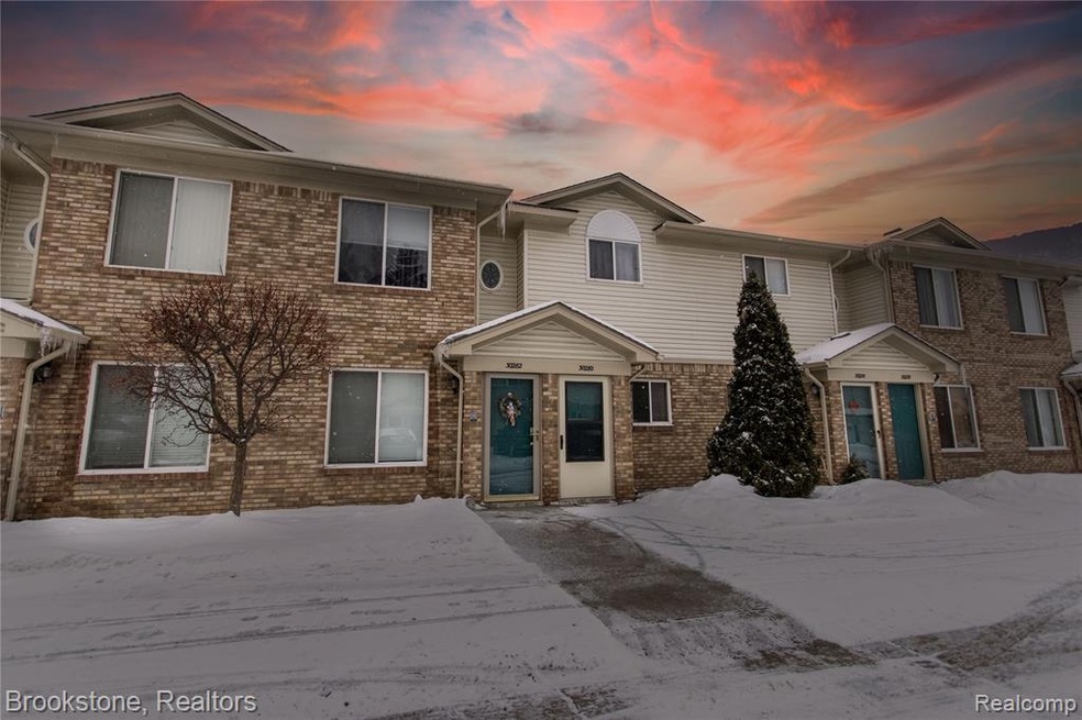 30282 Wedgewood Cir, Roseville, MI 48066 - photo 1