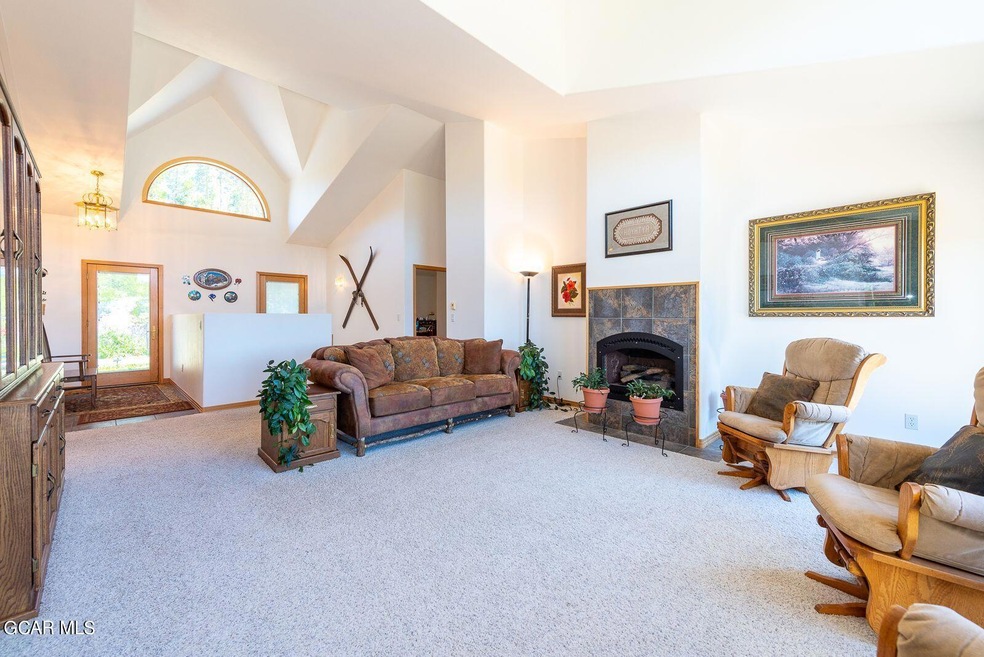76 GCR 812 Living Room 1