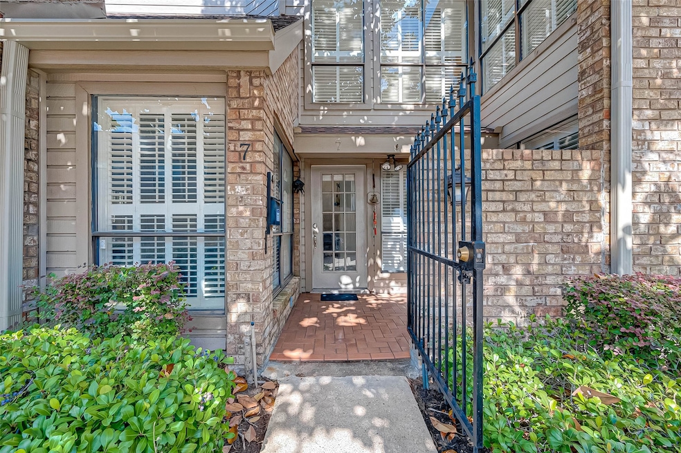 Welcome to 1908 Augusta # 7 full furnished ready f