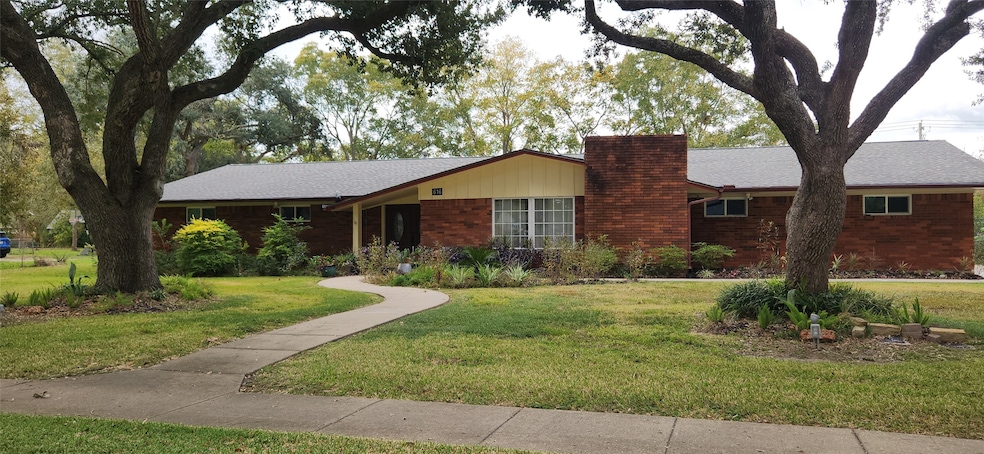 616 Cannan Dr, Angleton, TX 77515 - photo 1