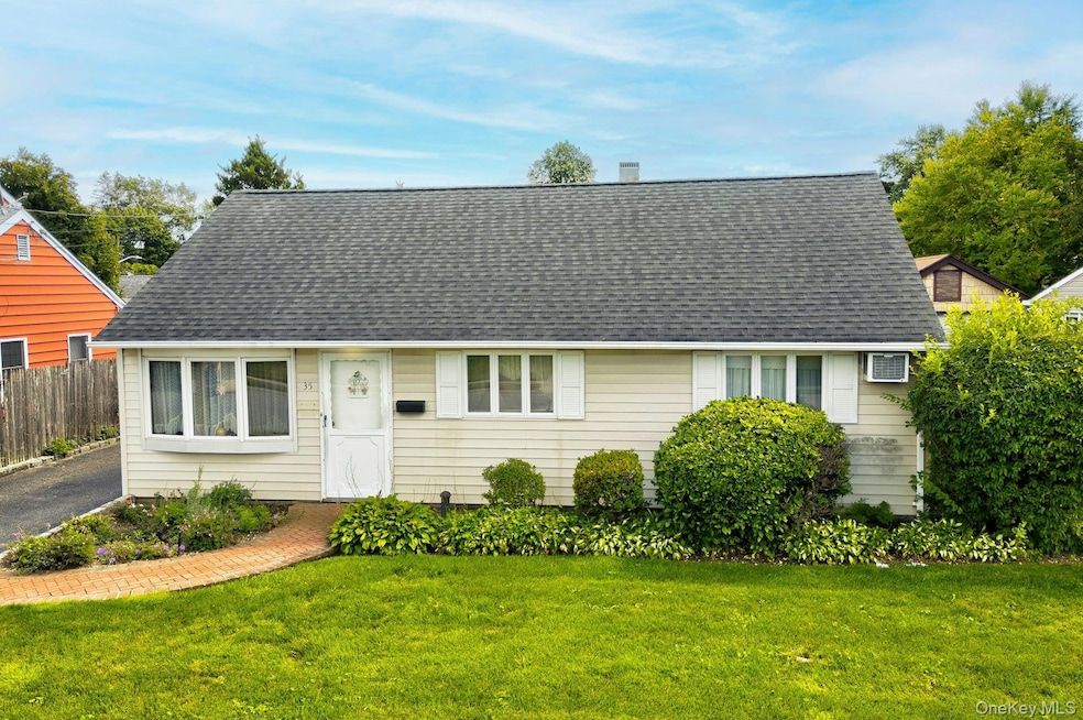 35 Vernon St, Plainview, NY 11803 - photo 1