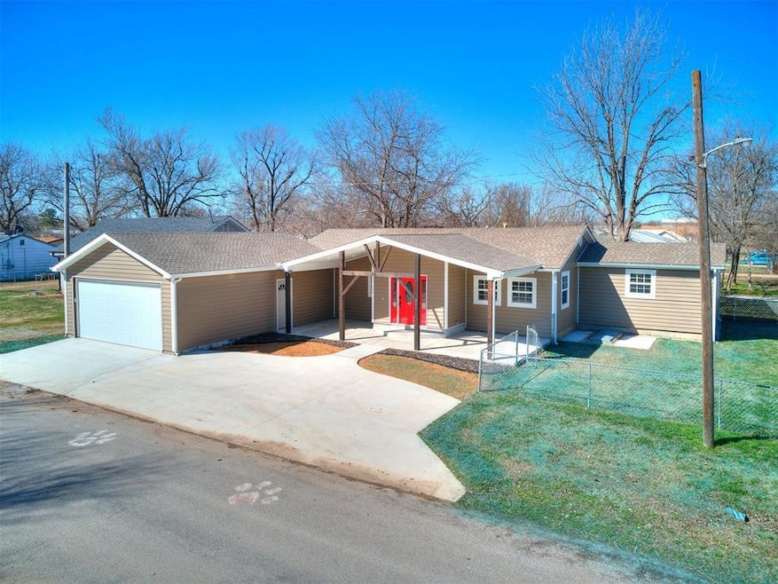 211 NW 6th St, Minco, OK 73059 - photo 1