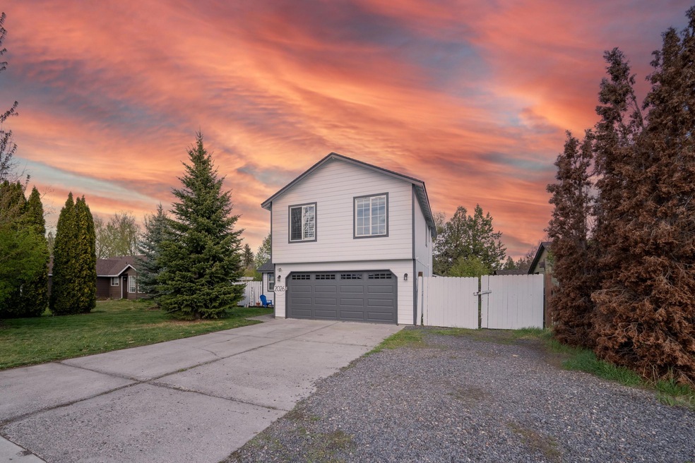 2026 SW 27th St, Redmond, OR 97756 - photo 1