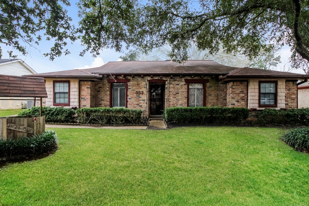353 Dawn Hill Dr, Friendswood, TX 77546 - photo 1