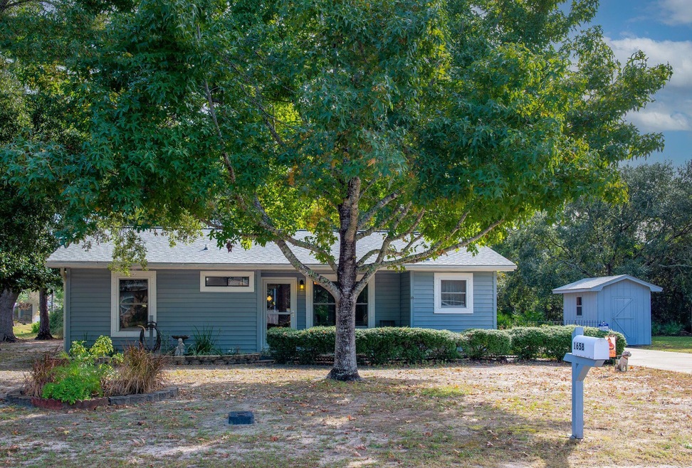 1658 Woodlawn Beach Road