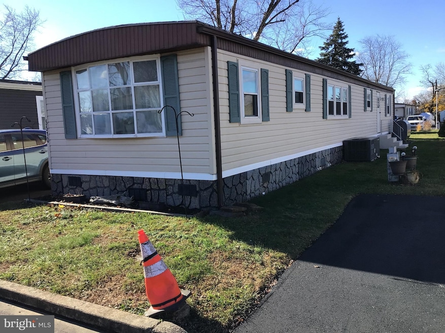 5510 Golden Dr, Morrisville, PA 19067 - photo 1