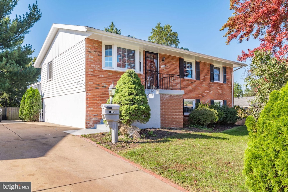 817 W Maple Ave, Sterling, VA 20164 - photo 1