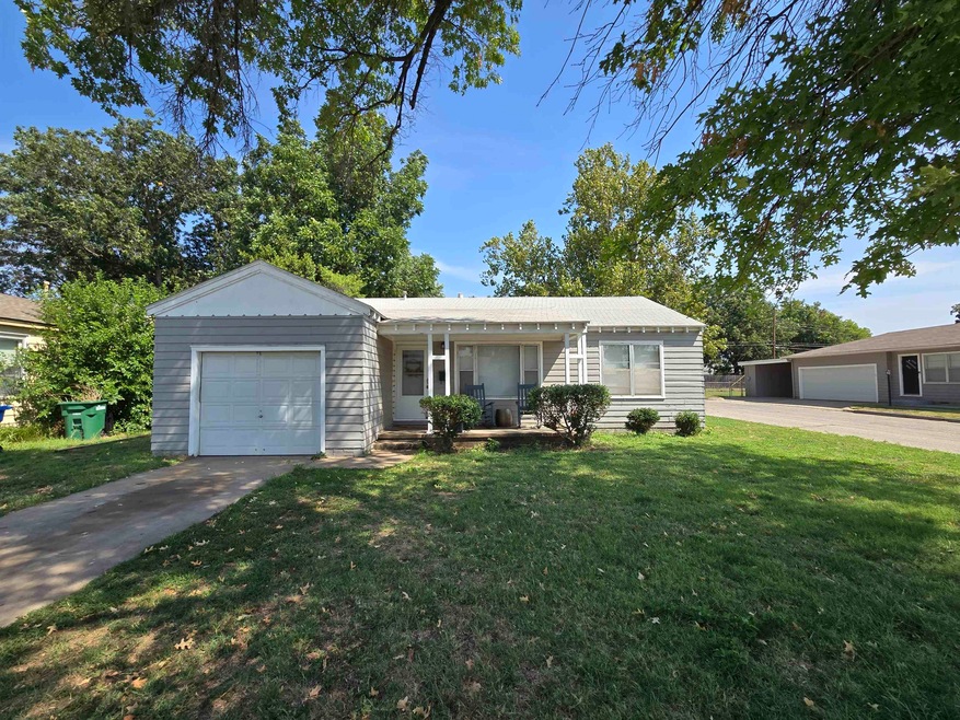 2202 W Maple Ave, Enid, OK 73703 - photo 1