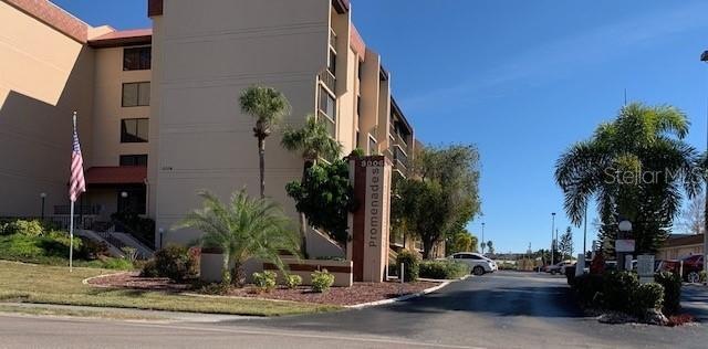 Promenades West Entrance