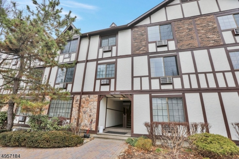 1424 Faulkner Ct, Mahwah, NJ 07430 - photo 1