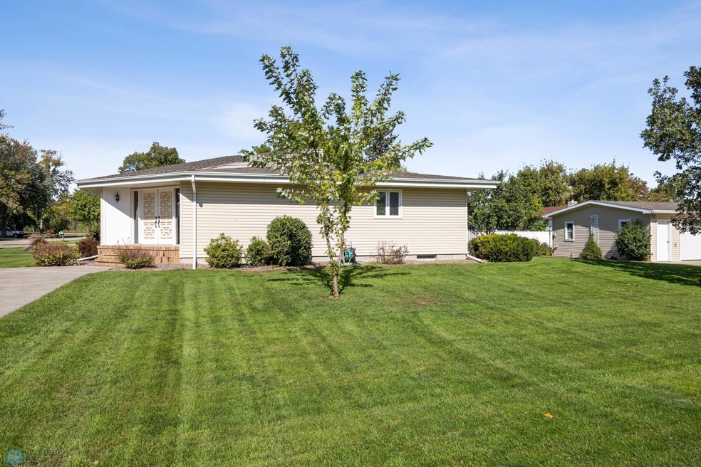 161 2nd Ave S, Casselton, ND 58012 - photo 1