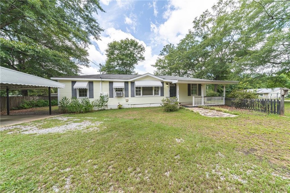Ranch-style house with a front yard