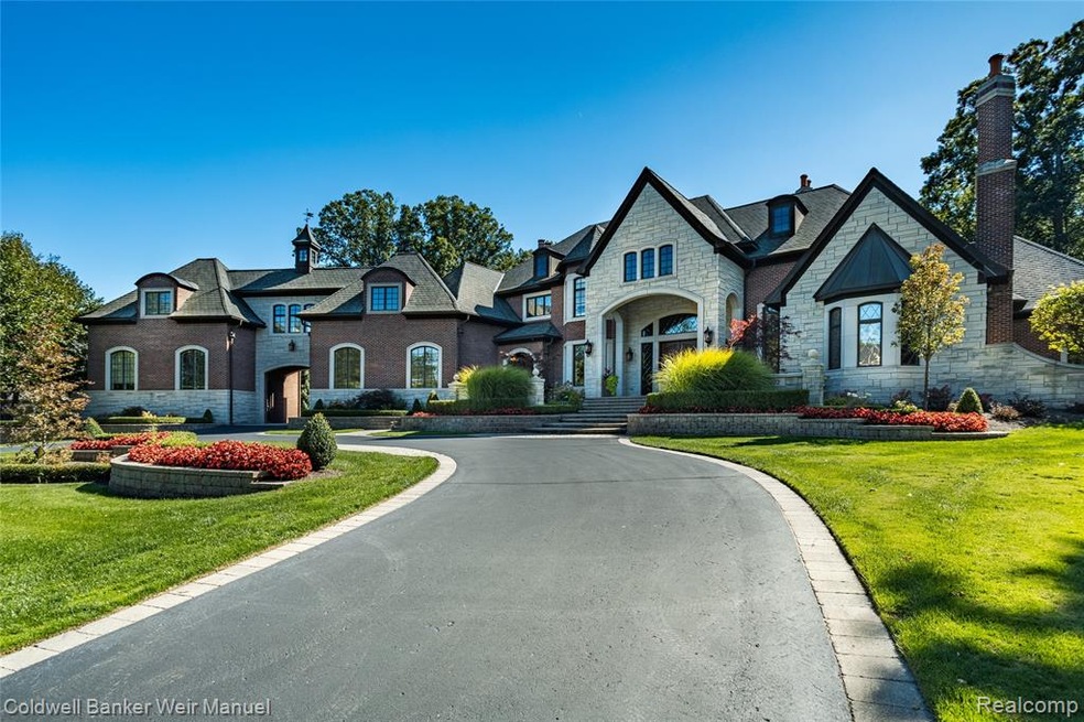 Beautiful Executive Residence in gated community