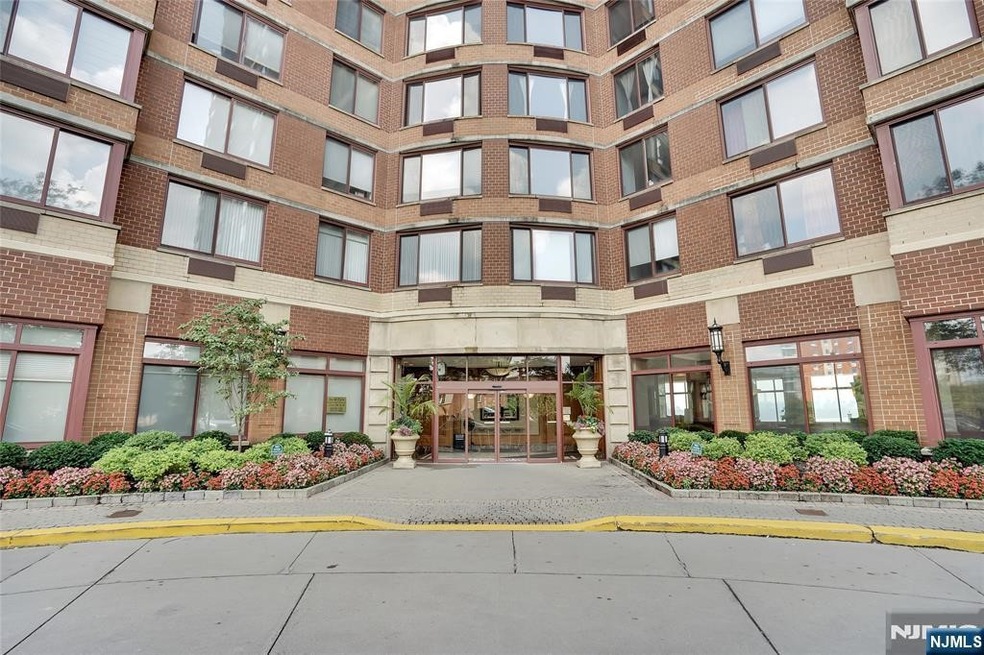 Palisades unit 4006, Fort Lee, NJ 07024 - photo 1