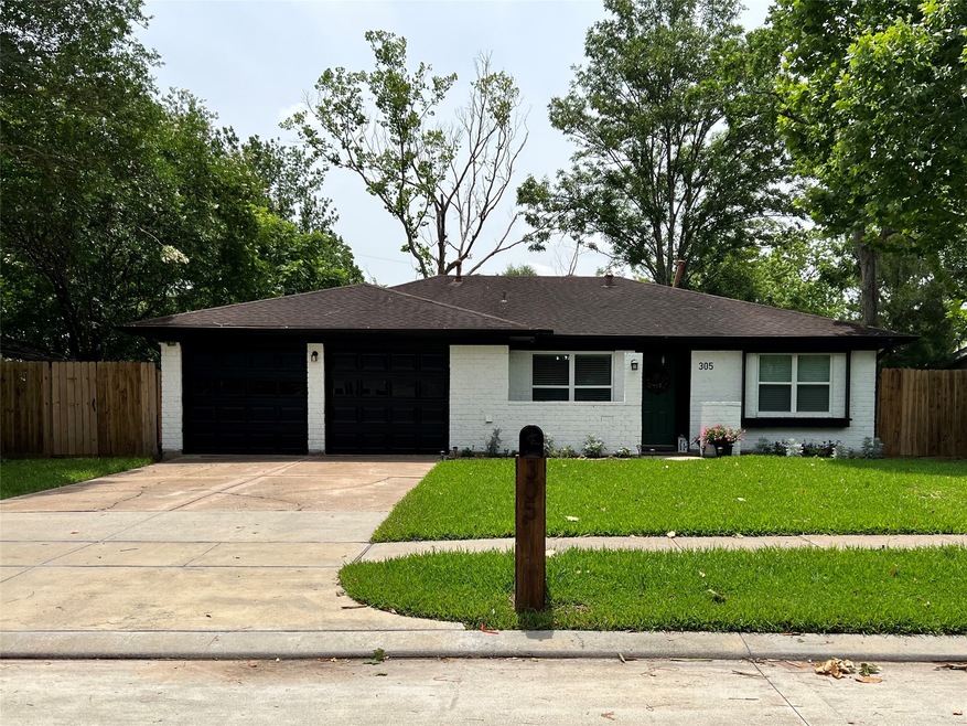 305 Mary Ann Dr, Friendswood, TX 77546 - photo 1