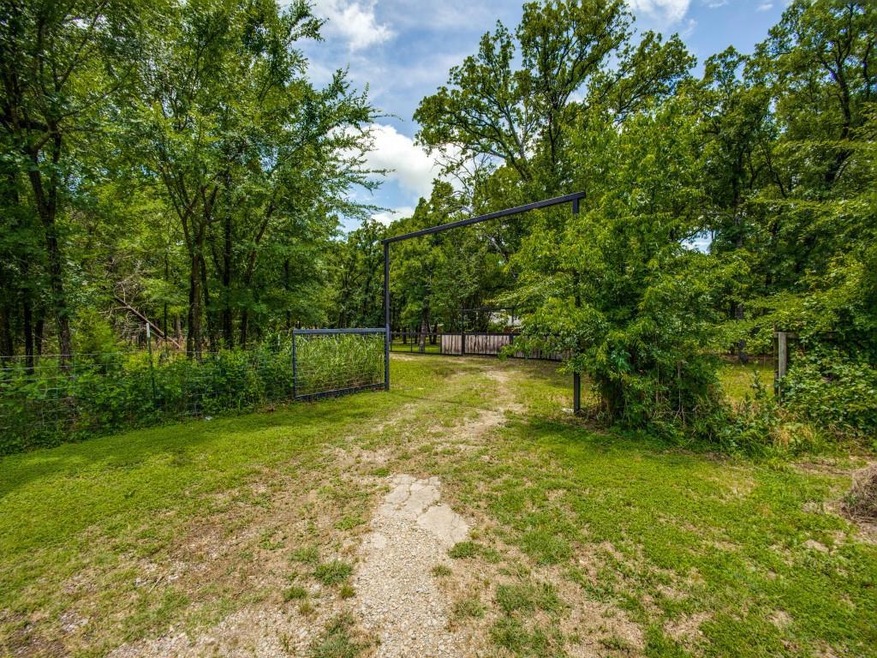 240 Burr Oak Ln, Corsicana, TX 75110 - photo 1