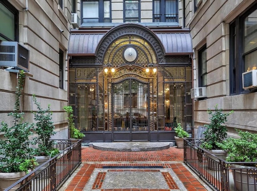 The Gramont unit 1-E, New York, NY 10025 - photo 1