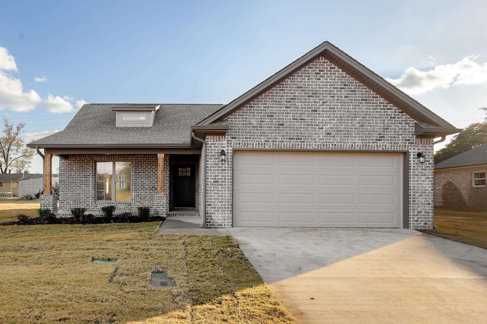 335 Knight Dr, Tuscumbia, AL 35674 - photo 1