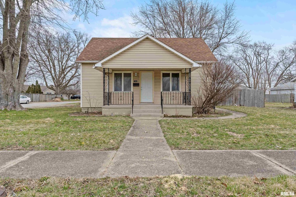 1502 Delavan St, Lincoln, IL 62656 - photo 1