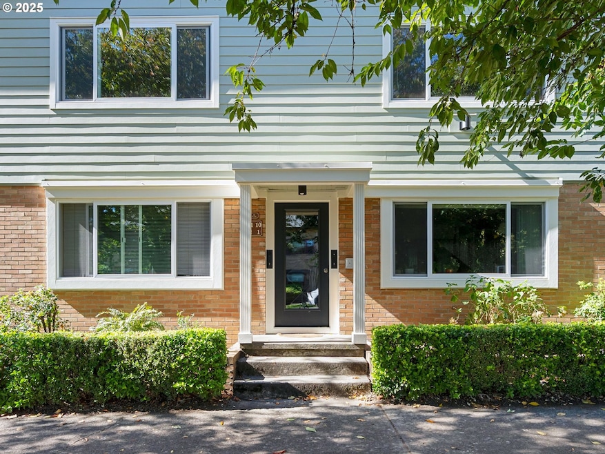 1415 NE 21st Ave unit 11, Portland, OR 97232 - photo 1