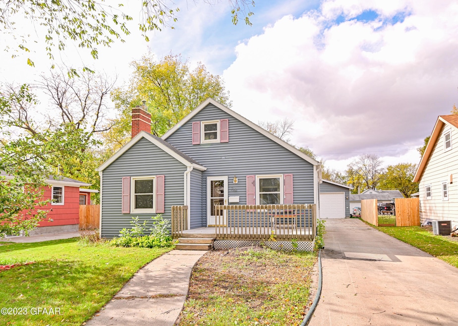 716 S 9th St, Grand Forks, ND 58201 - photo 1