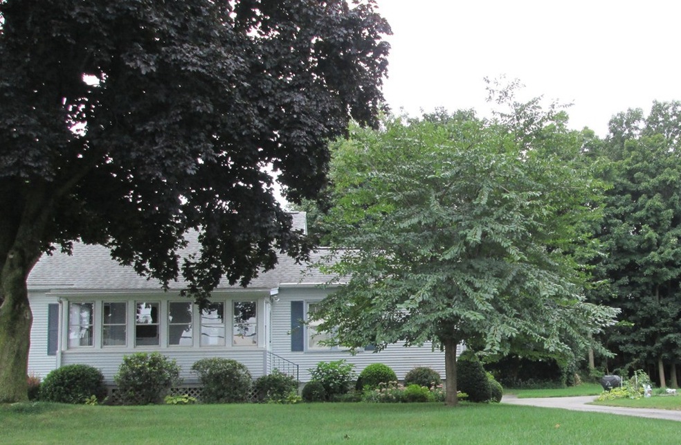 310 1/2 Cherry St, Holyoke, MA 01040 - photo 1