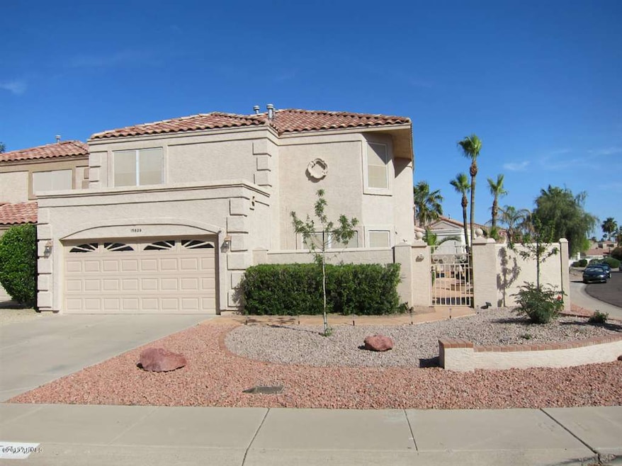 FANTASTIC CORNER LOT LAKEWOOD HOME