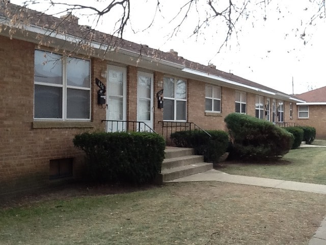 unlisted-address, Waukegan, IL 60085 - photo 1