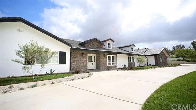 FaÃ§ade w/driveway looking right
