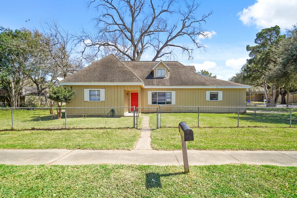 515 S Durant St, Alvin, TX 77511 - photo 1
