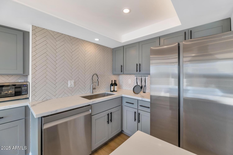2323 N Central Ave-large-022-029-2323 N