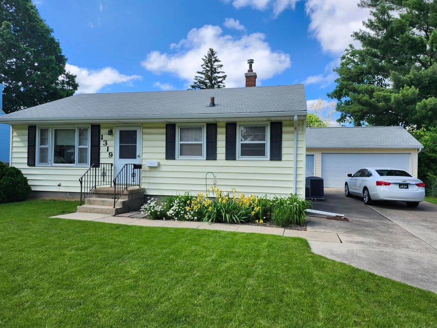 1319 W 7th St, Cedar Falls, IA 50613 - photo 1