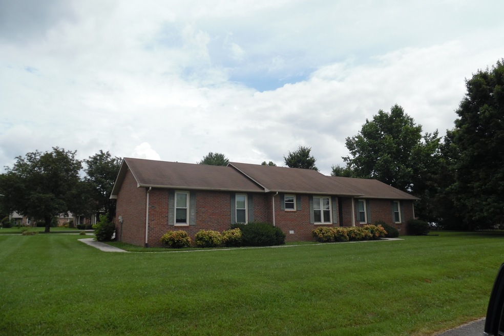 365 Greenbriar Cir, Manchester, TN 37355 - photo 1