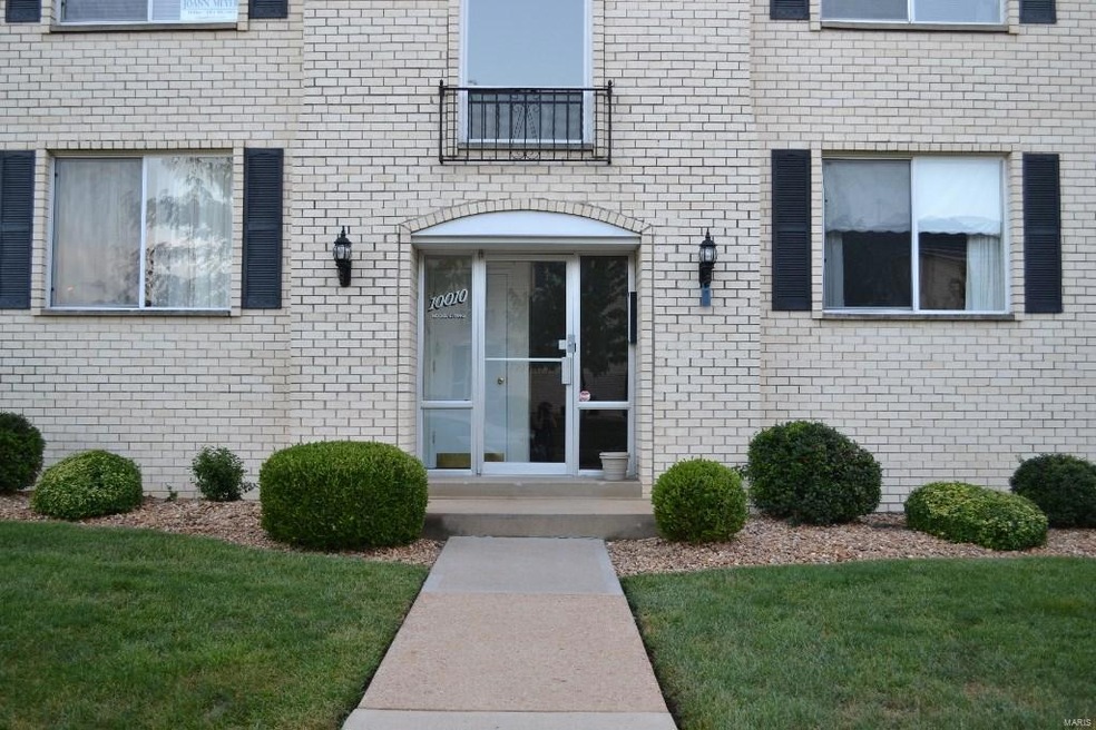 Secure Building w/lovely landscaping. Doorbell to 