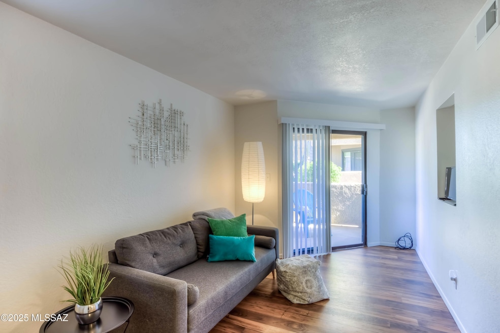 7 Living Room photo b