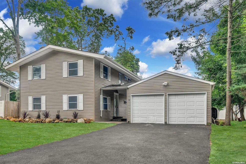 11 Redleaf Ln, ComMacK, NY 11725 - photo 1