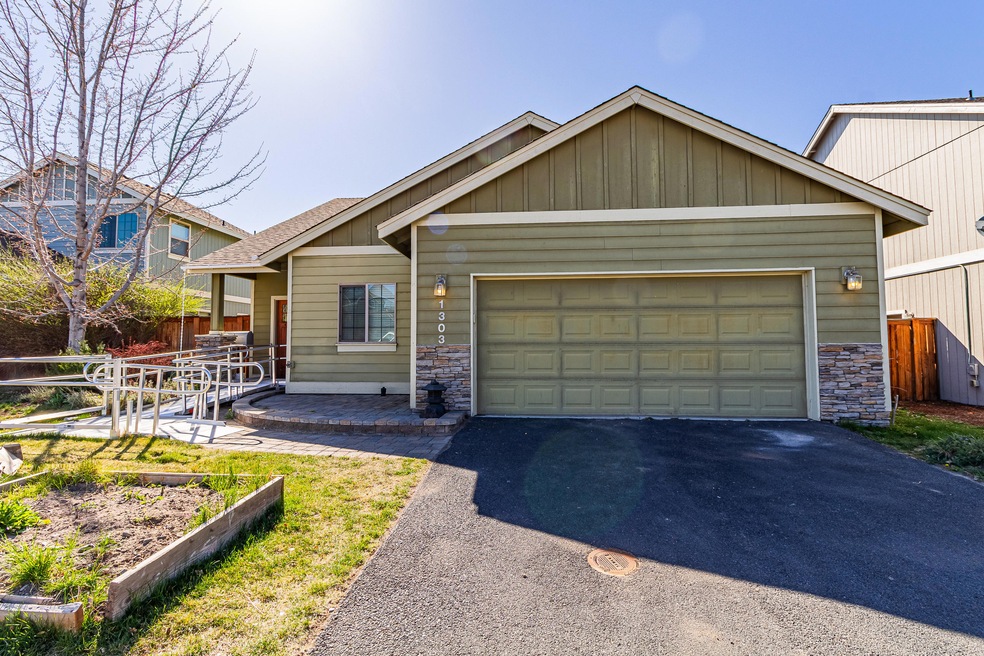 1303 NW 18th St, Redmond, OR 97756 - photo 1