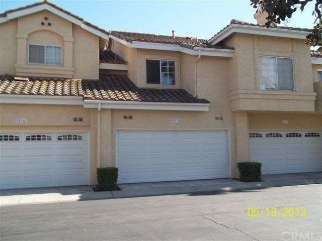 MIDDLE GARAGE LOCATION BUT END UNIT