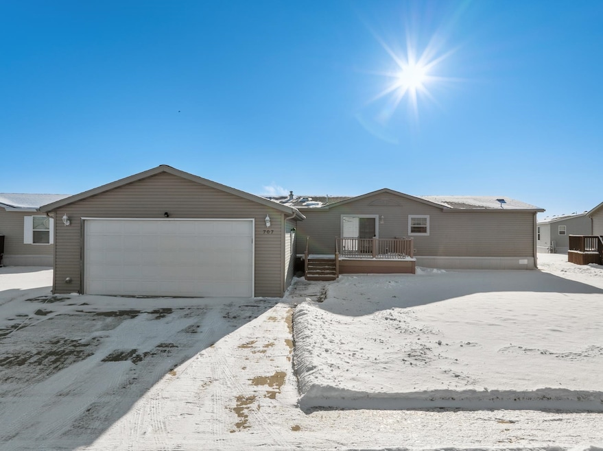 707 Fox Tail Dr, Minot, ND 58701 - photo 1