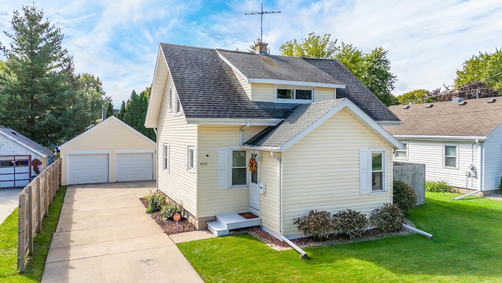 1029 W Bell Ave, Appleton, WI 54914 - photo 1