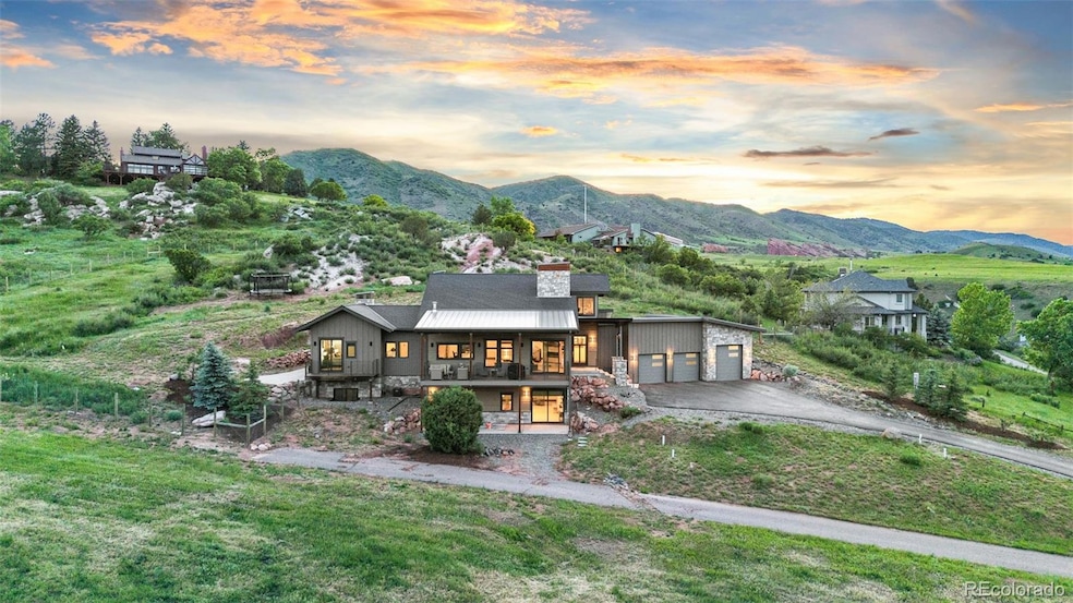 Hidden Gem in Deer Creek Mesa, nestled behind the hogback but only 1/2 hour to Downtown Denver!