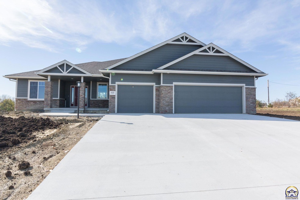 4525 SW Deer Run St, Topeka, KS 66610 - photo 1