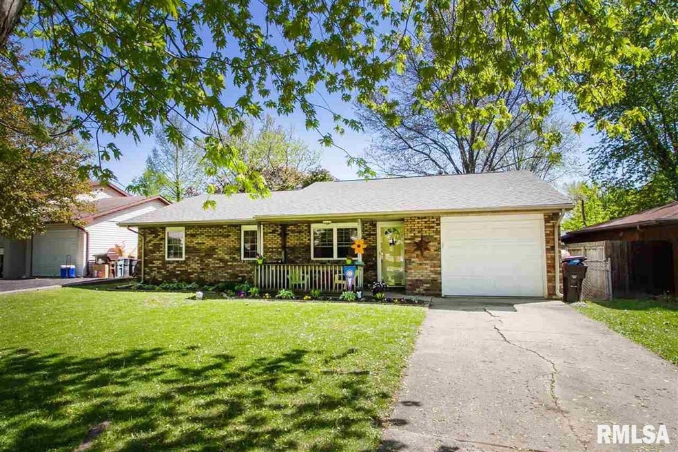 215 Rhoads Ave, Lincoln, IL 62656 - photo 1