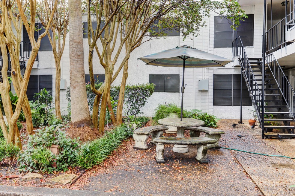 1645 W Main St unit 13, Houston, TX 77006 - photo 1