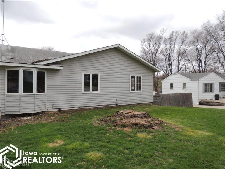 713 E 20th St S, Newton, IA 50208 - photo 1