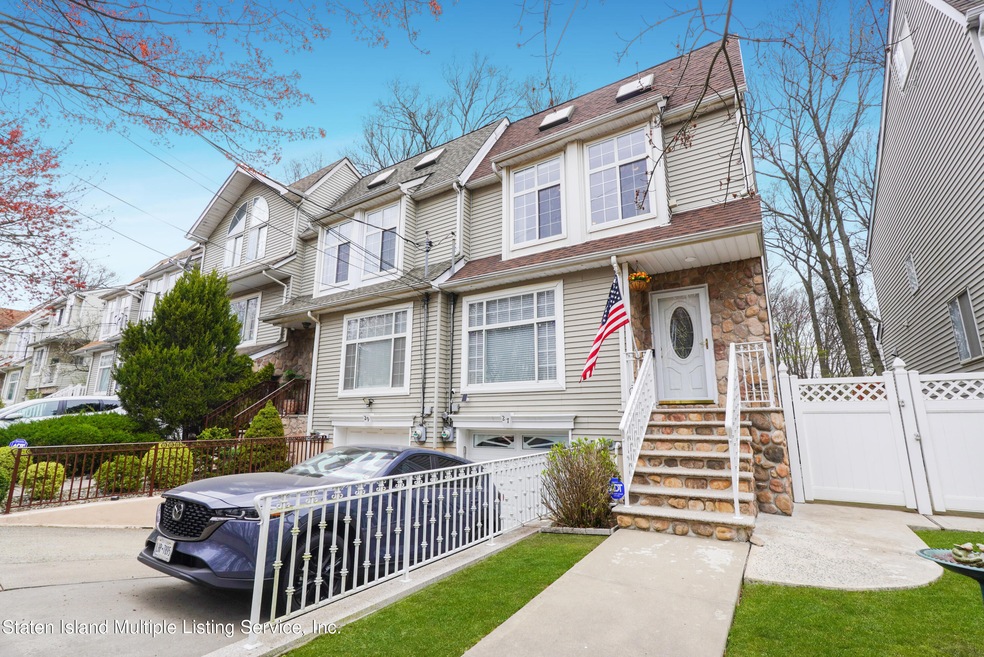 27 WOLCOTT AVENUE