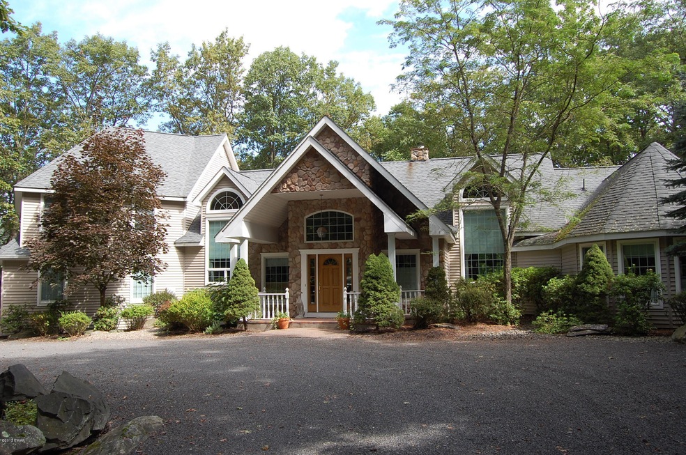 810 Overlook Ct, Hawley, PA 18428 - photo 1