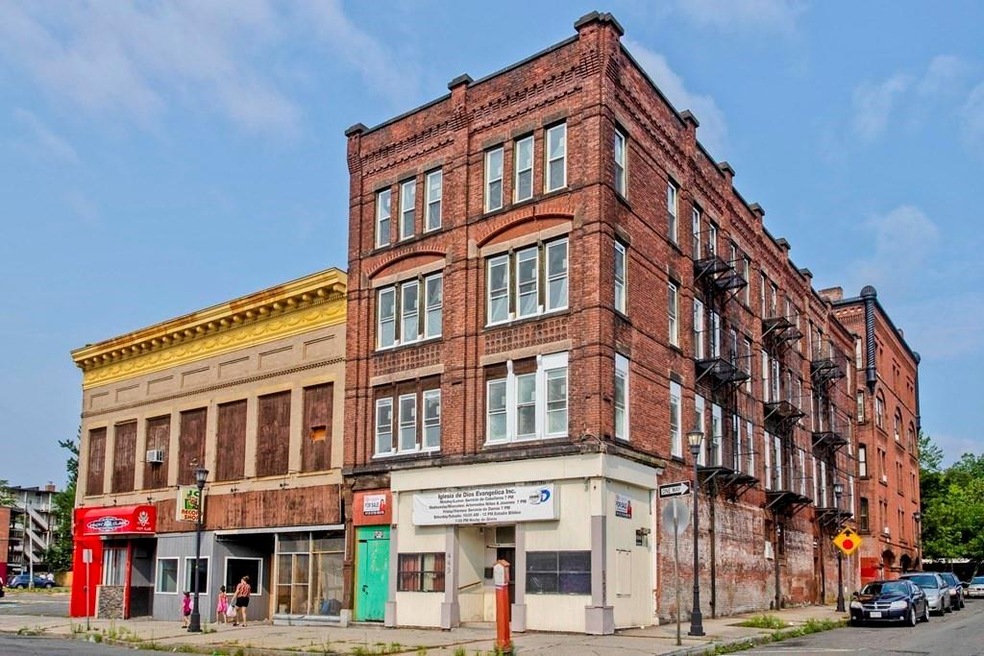 445 High St unit 447, Holyoke, MA 01040 - photo 1